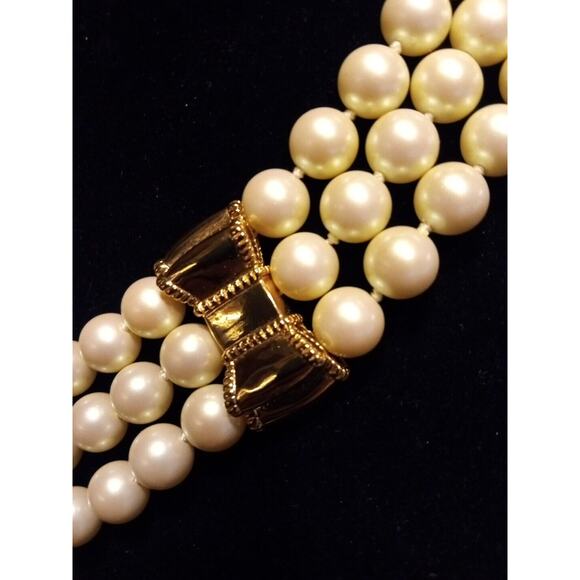 KATE SPADE NEW YORK TRIPLE 3 STRAND FAUX PEARL 'MOON RIVER' BOW NECKLACE EUC - Picture 10 of 10